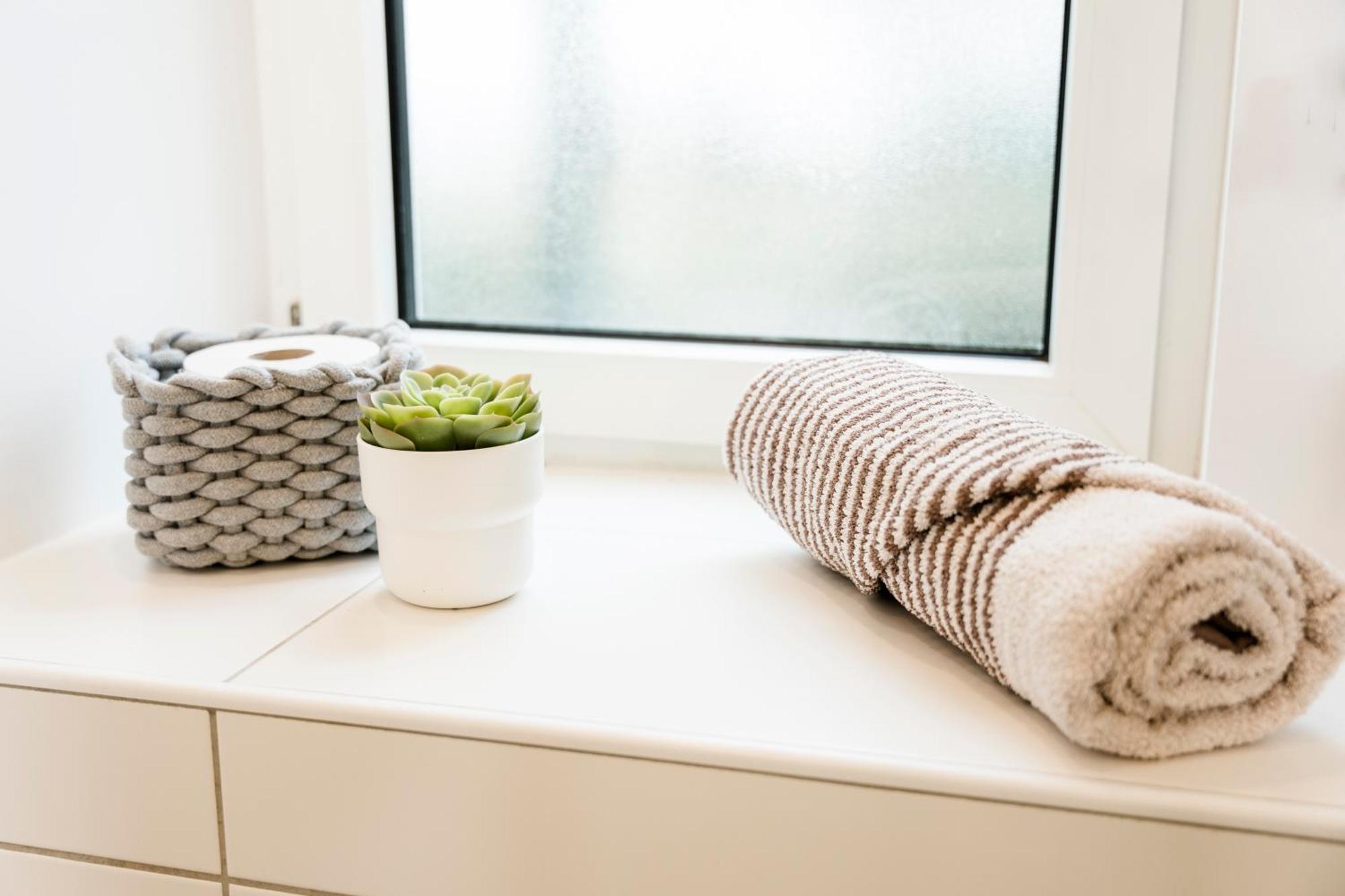 Bellabene Modernes Studio Apartment In Zentraler Lage Mit Terrasse, Parkplatz, Smarttv Pforzheim Exterior foto