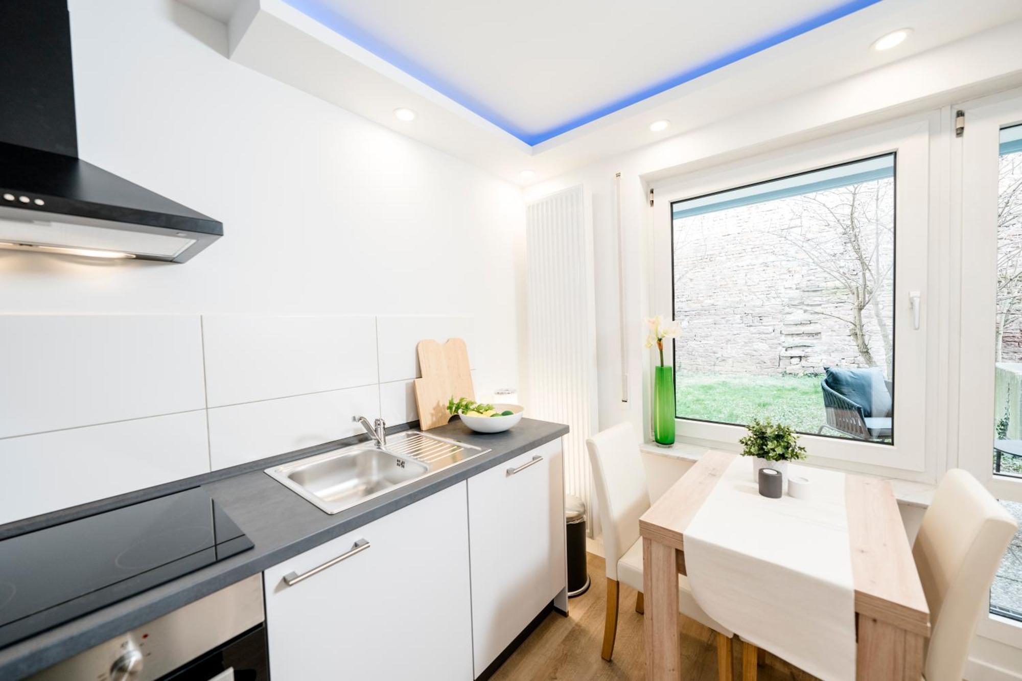 Bellabene Modernes Studio Apartment In Zentraler Lage Mit Terrasse, Parkplatz, Smarttv Pforzheim Exterior foto